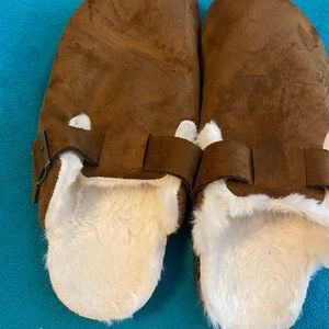 Great Brown Secret Treasures Clogs! Size 7/8 in great condition